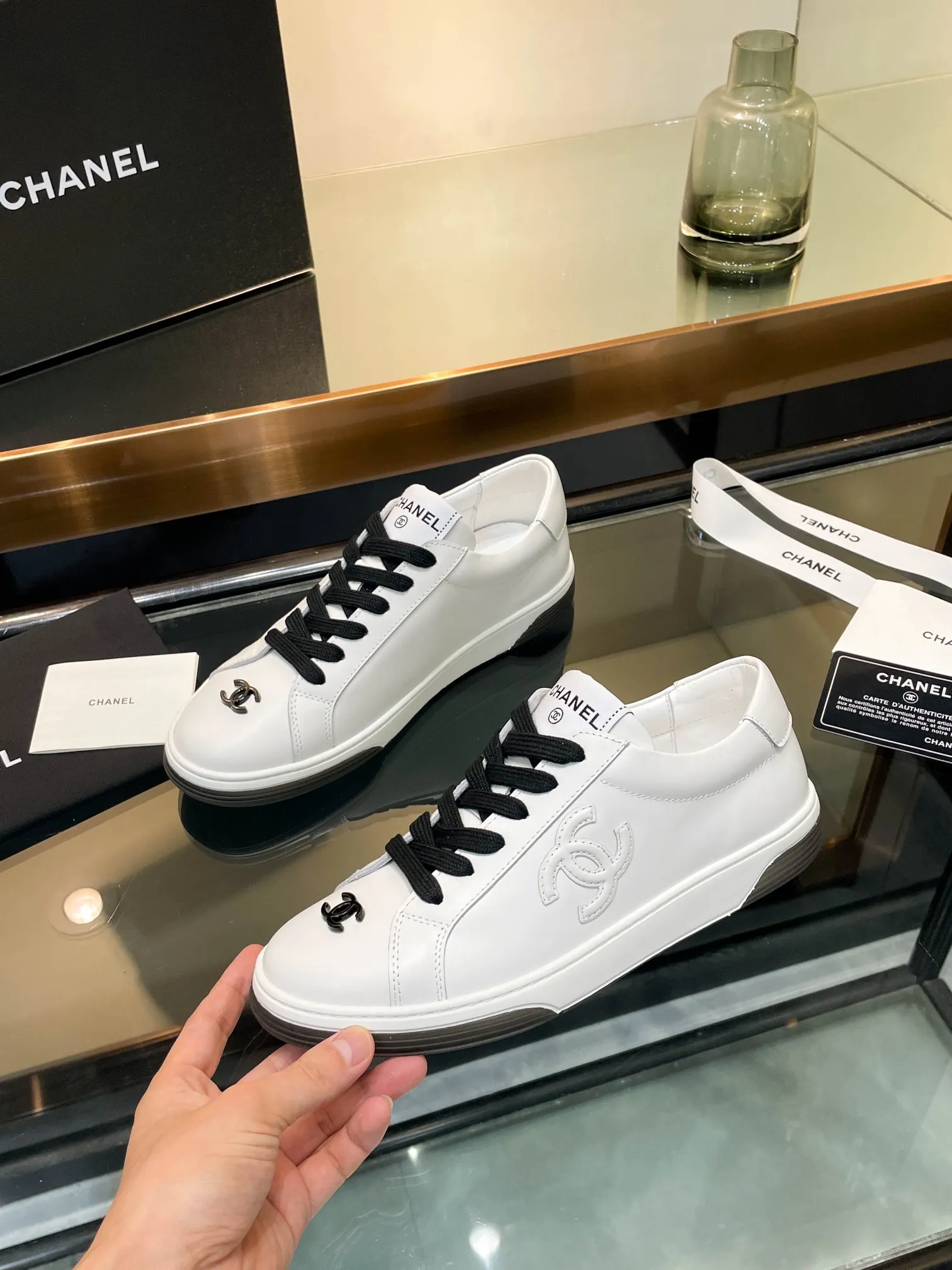 👟👟Ex-factory price 520👟👟Chanel Chanel 25SF latest model full leather panda color white shoes casual sports shoes skateboard shoes original purchase and development production Xiaoxiang C Home Another super popular item in the counter, loved by Internet celebrity bloggers and sisters, and various praises on social platforms. It is very popular, has a high texture, is breathable and super spring and summer. Seeing this issue always arouses the inner desire of girls for fashion. The latest suede material, classic black and white color, full of fashionable feeling on the feet, easy to care for. Fabric: Original customized imported cowhide material. Lining: Customized soft sheepskin lining. Sole: Original molded TPU non-slip outsole. Bottom thickness: 2.5CM. Size: Women's size 35-40 (custom-made sizes 40 are non-refundable)